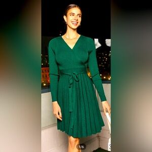 Emerald green dress for any occasion. Fits like a medium but it’s XL.